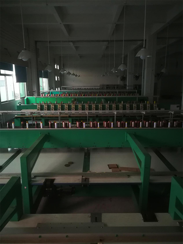 某服裝生產(chǎn)商繡花機(jī)搬運(yùn)上樓作業(yè)施工