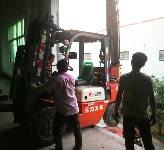 某服裝生產(chǎn)商繡花機(jī)搬運(yùn)上樓作業(yè)施工