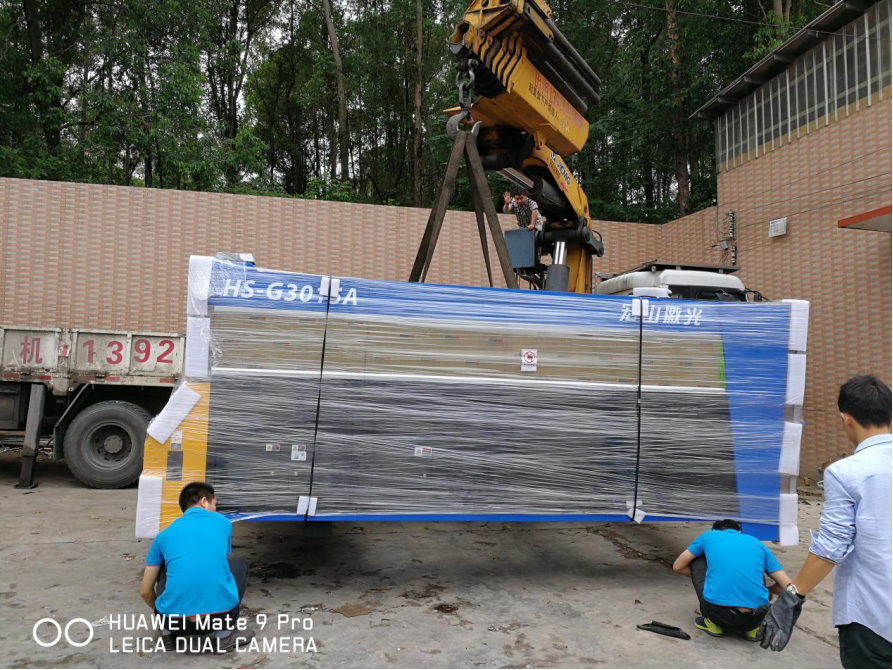 國產(chǎn)宏山激光機(jī)卸車施工