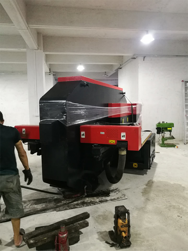 大型數(shù)控沖床卸車移位