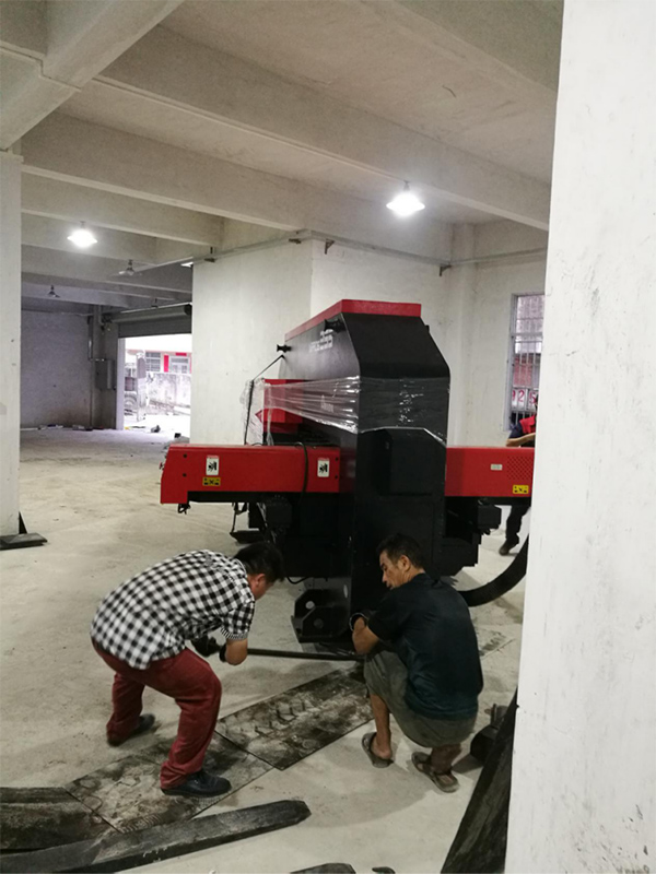 大型數(shù)控沖床卸車移位