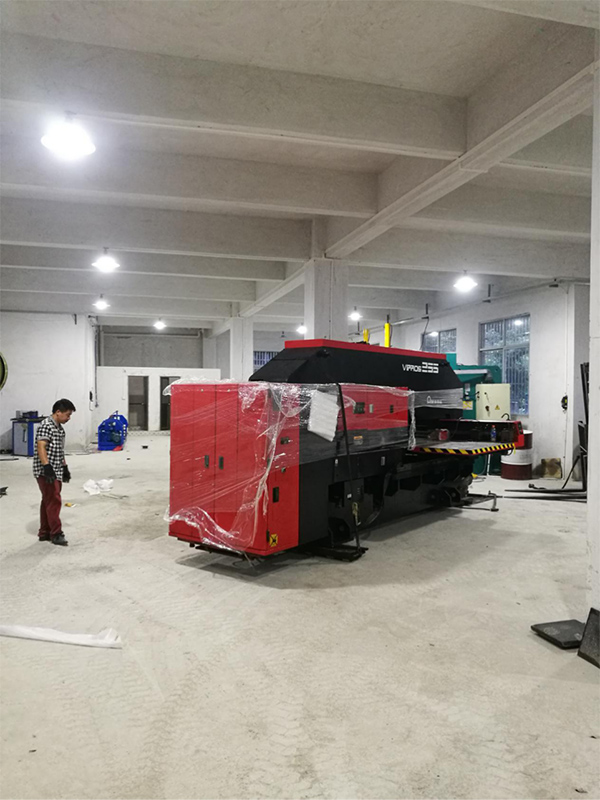 大型數(shù)控沖床卸車移位