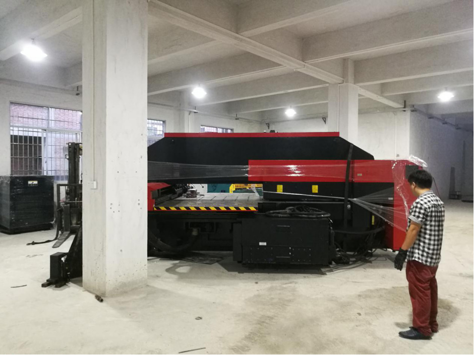 大型數(shù)控沖床卸車移位