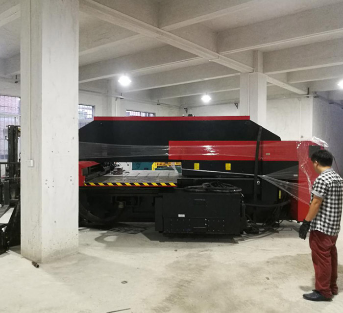 大型數(shù)控沖床卸車移位