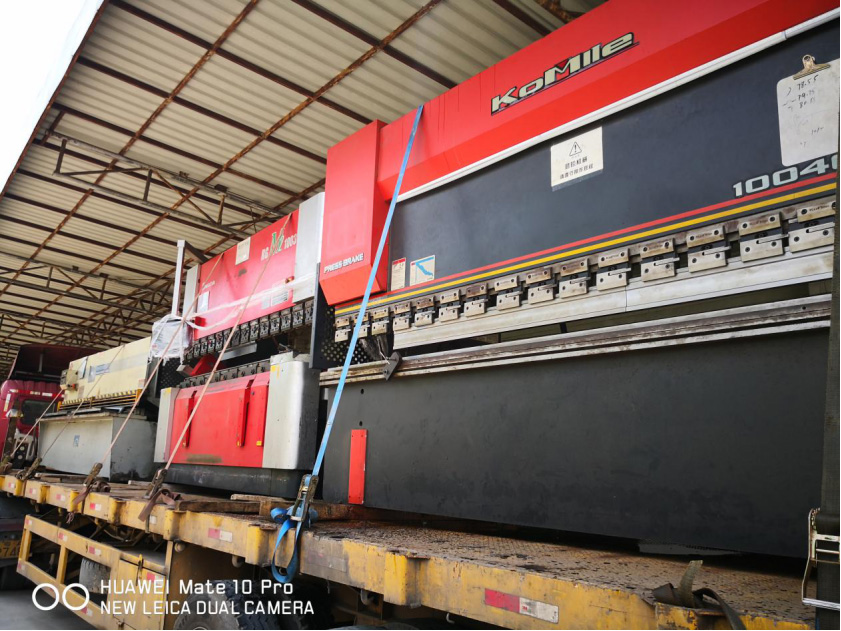 大型折彎機(jī)卸車定位作業(yè)