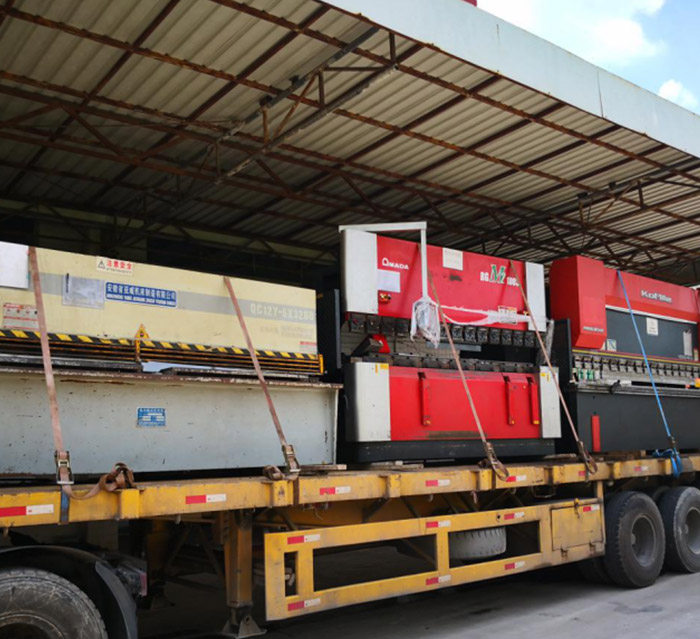 大型折彎機卸車定位作業(yè)