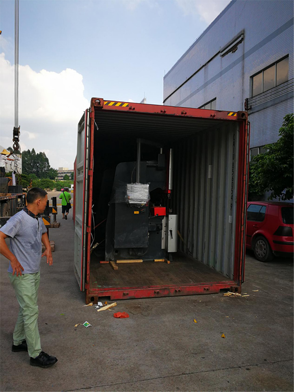 大型折彎機出口裝貨柜