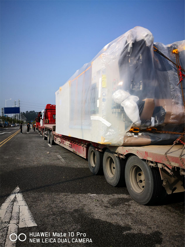 大型注槊機(jī)卸車移位至車間