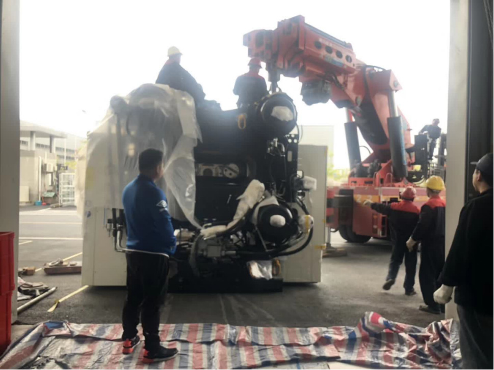 大型注槊機(jī)卸車移位至車間