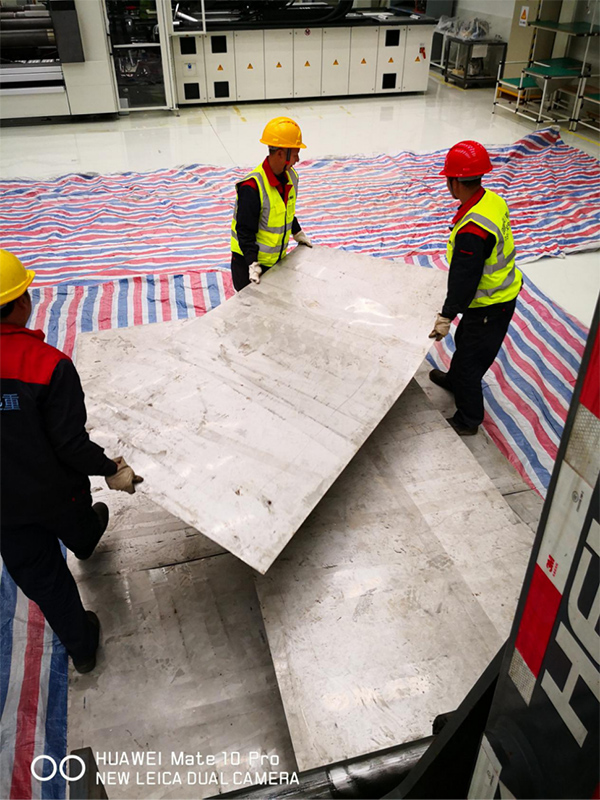 大型注槊機(jī)卸車移位至車間