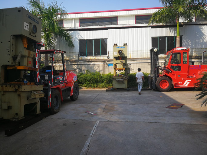 工廠設(shè)備搬運(yùn)