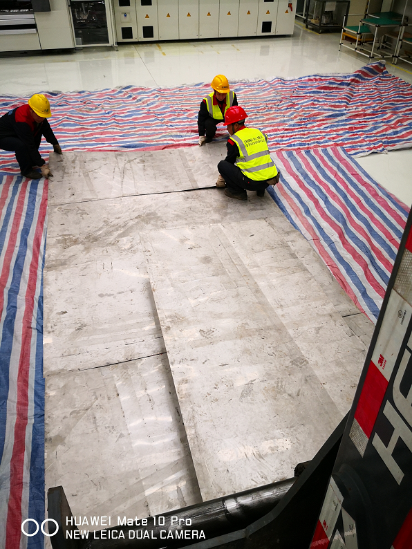 大型注槊機(jī)卸車移位至車間