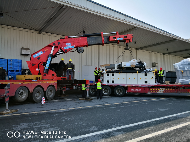 大型注槊機(jī)卸車移位至車間